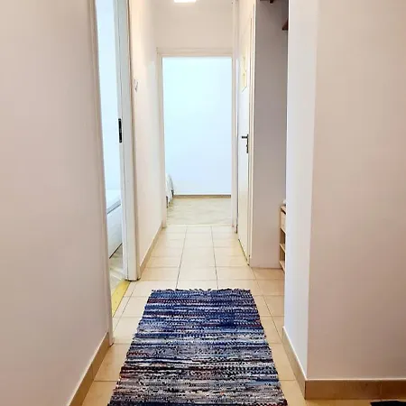 Peaceful 3-room Flat By The Old Town *