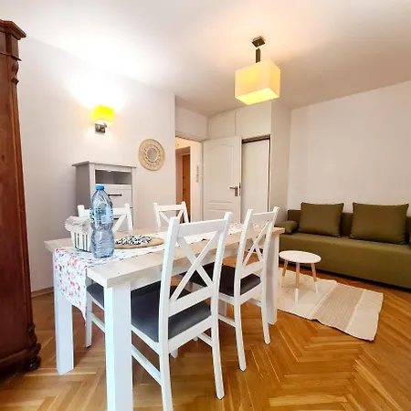 Peaceful 3-room Flat By The Old Town شقة